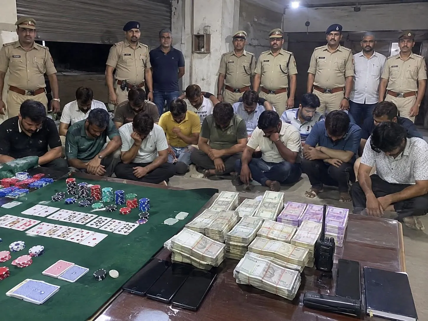 पुलिस ने घर में जूआ खेल रहे 14 जुआरियो को काबू किया