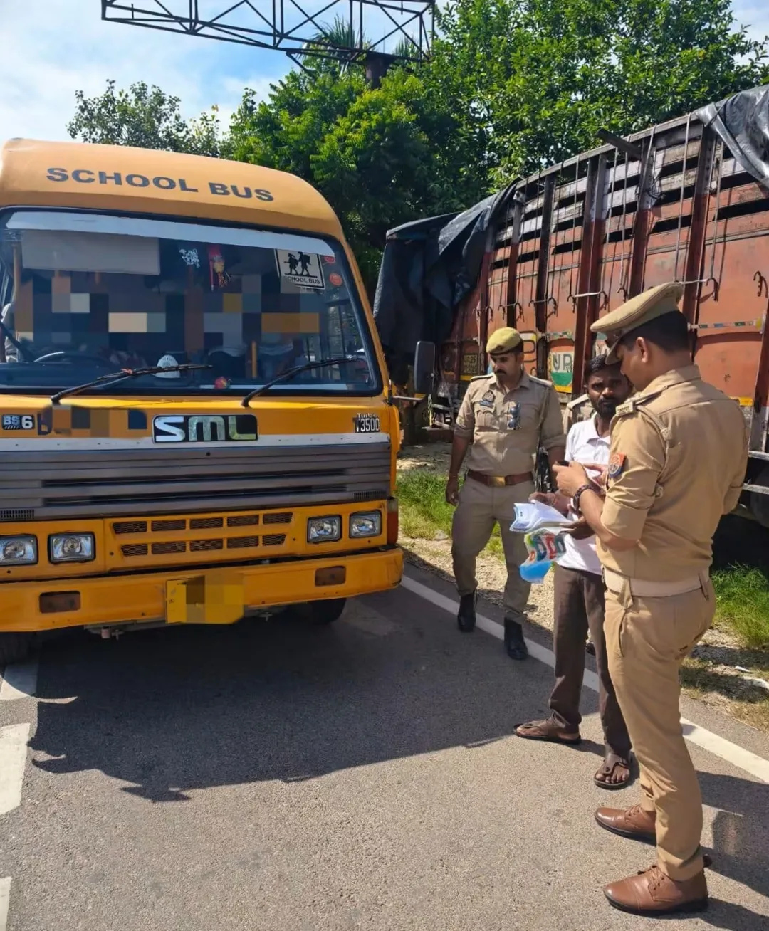 🚨 महराजगंज में स्कूली वाहनों पर ट्रैफिक की सख्ती, 462 बस-वैन चेक

🚌 बच्चों की सुरक्षा को लेकर चला विशेष चेकिंग अभियान