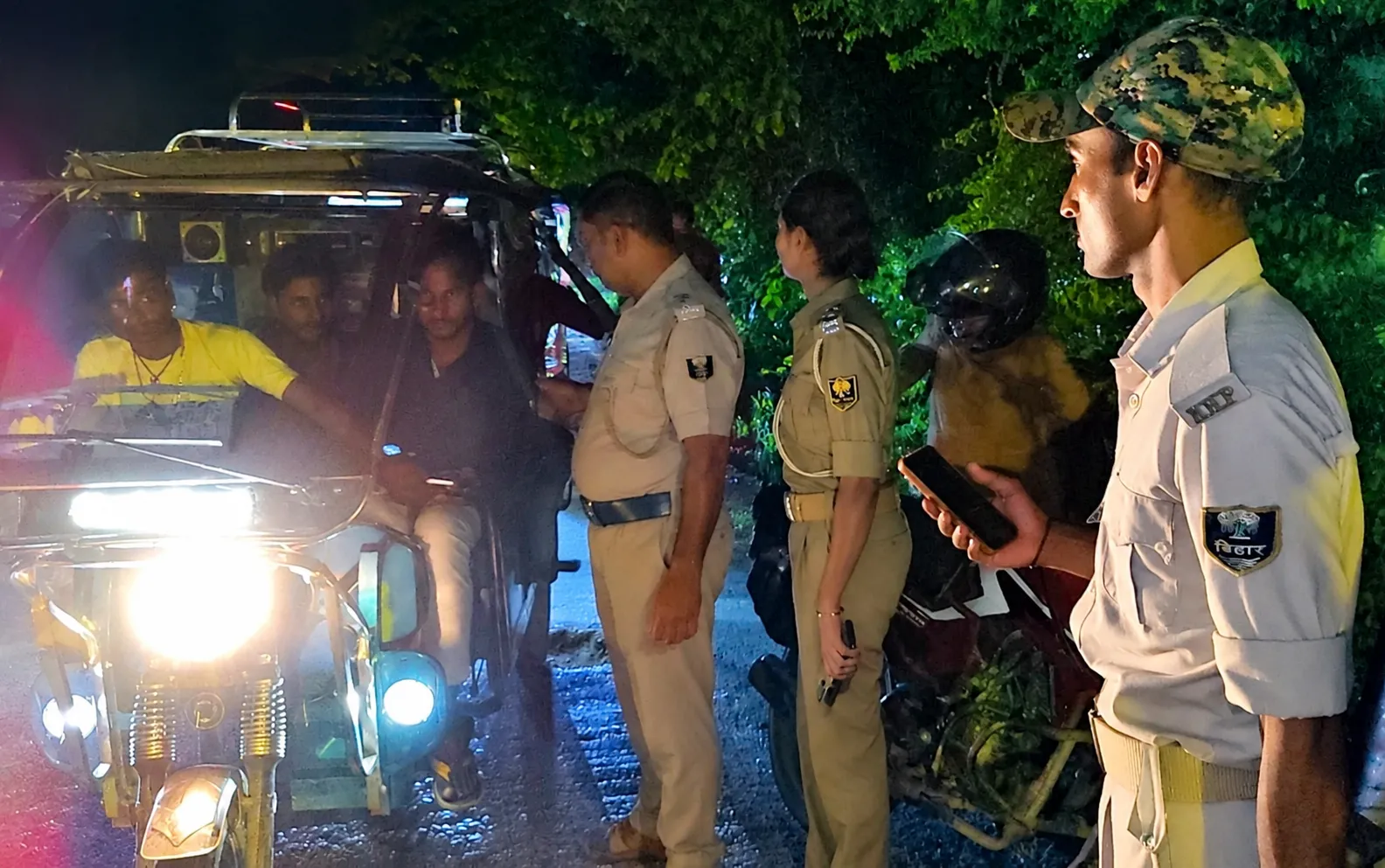 वैशाली के महुआ में मध्य निषेध थाना की रातभर जांच, वाहनों की सघन तलाश।