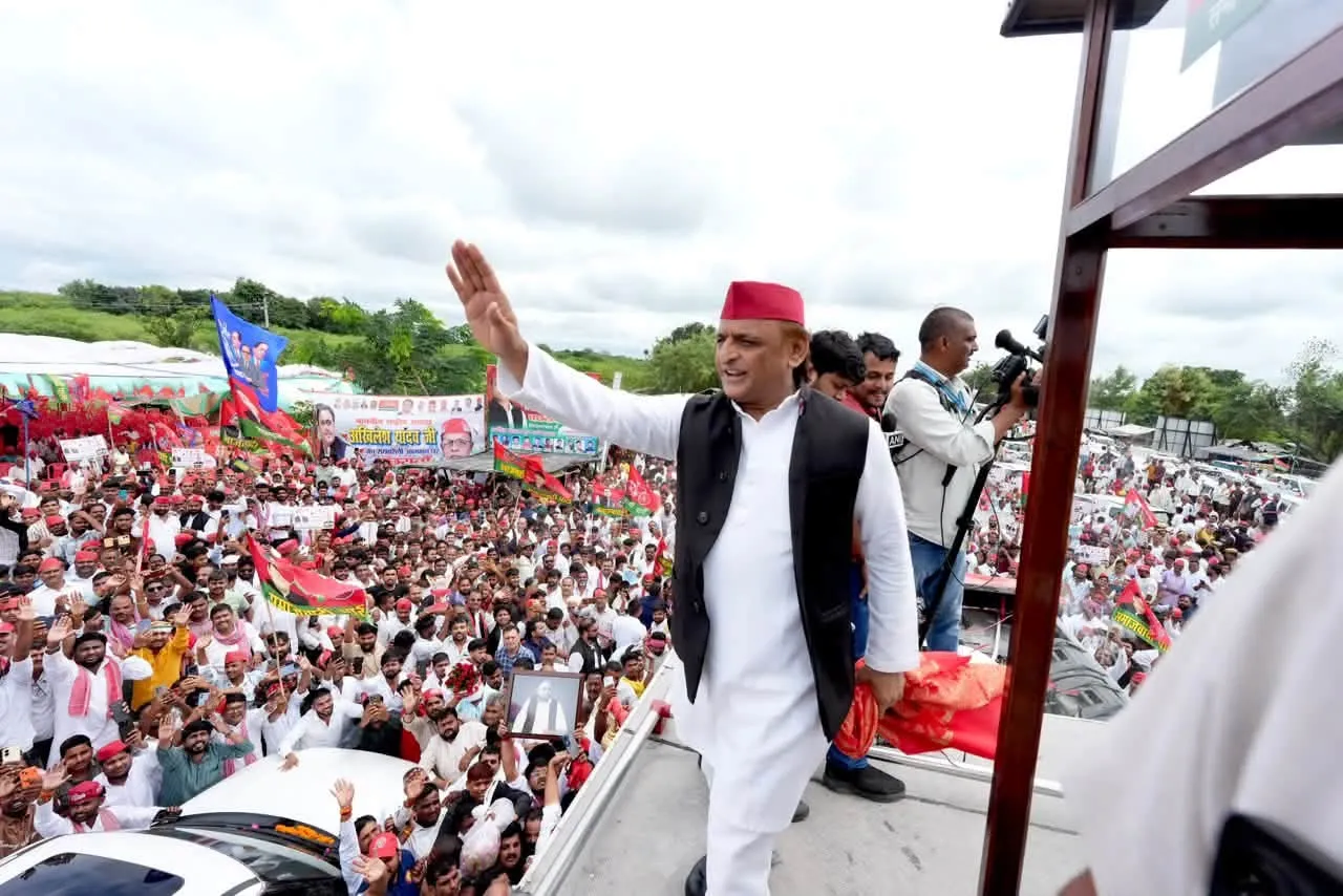 अखिलेश  यादव रायबरेली पहुंचे, दखिना टोल प्लाजा से ‘PDA रथ’ यात्रा शुरू