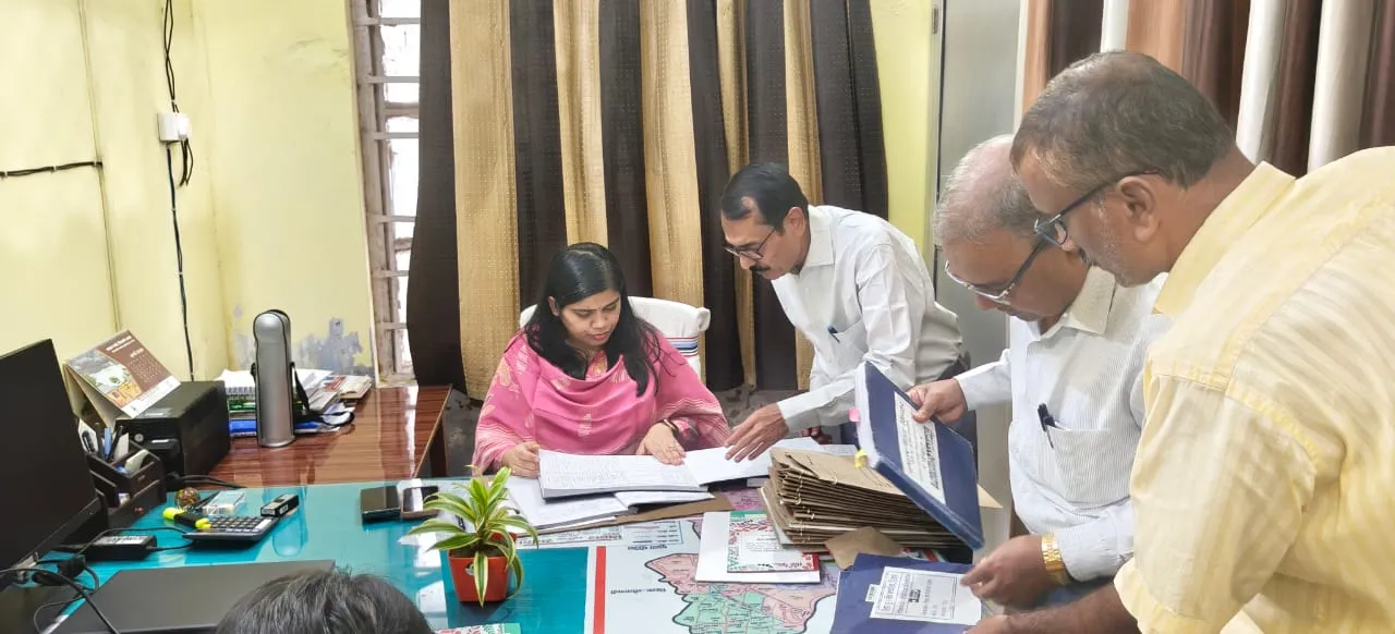 डीएम ने जिला भू-अर्जन कार्यालय का किया विस्तृत निरीक्षण