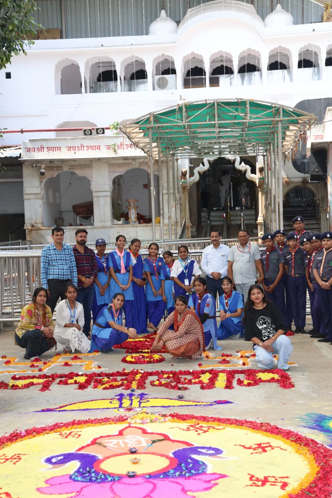 खाटू श्याम जी मंदिर के सामने  भारत स्काउट गाइड सदस्यों ने बनाई विभिन्न तरह की रंगोली