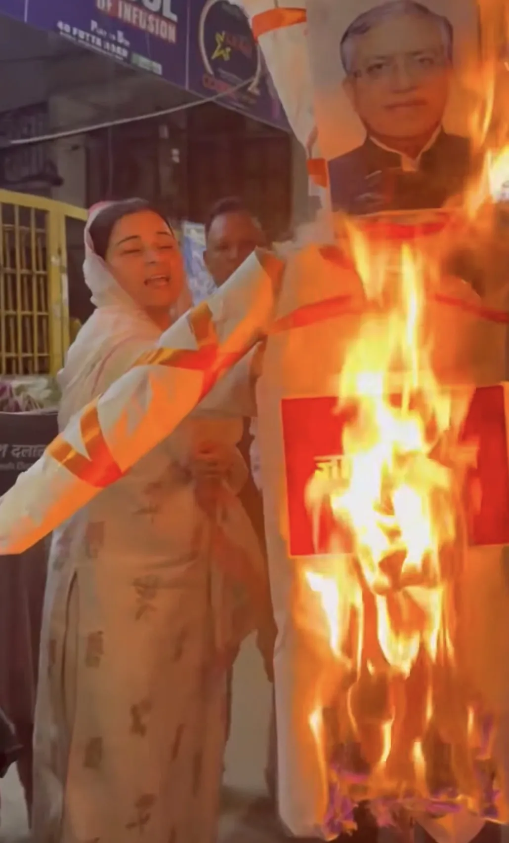 शाहीन बाग में आरफ़ा ख़ानम के नेतृत्व में प्रदर्शन, ज्ञानेश कुमार का पुतला फूंका
SIR और चुनावी प्रक्रिया को लेकर विरोध