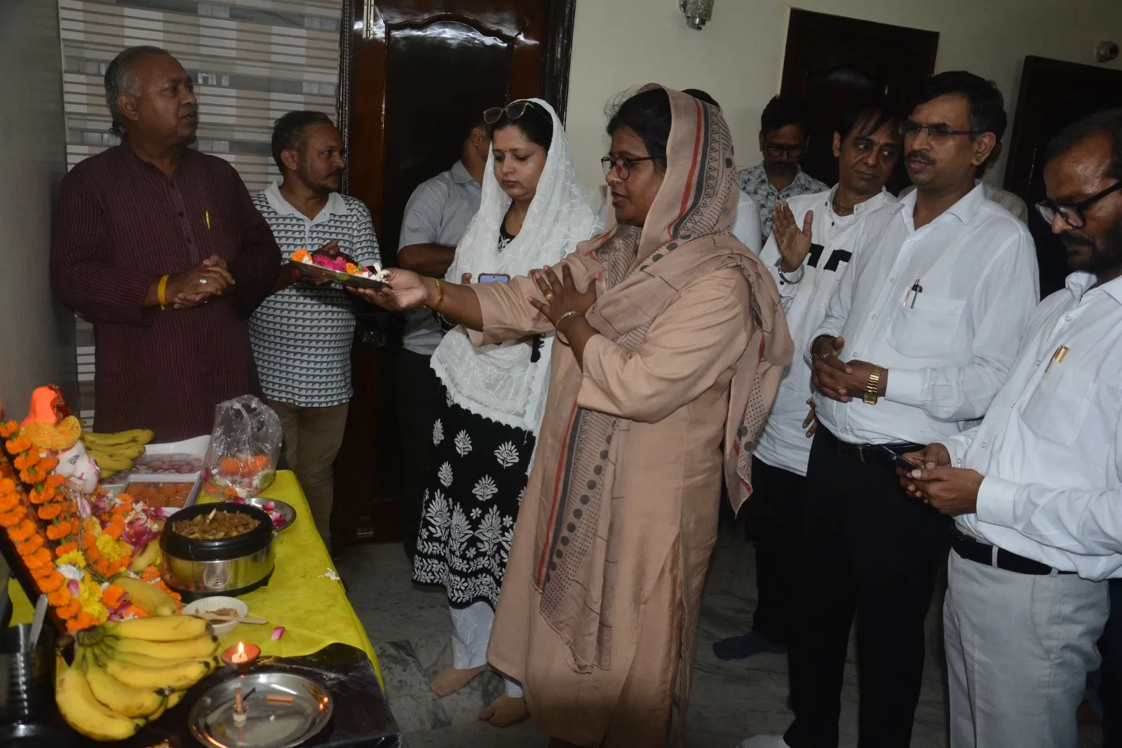 भगवान गणपति की संध्या आरती में पहुंचे ब्रेनफ्रा आईएएस के शिक्षक
