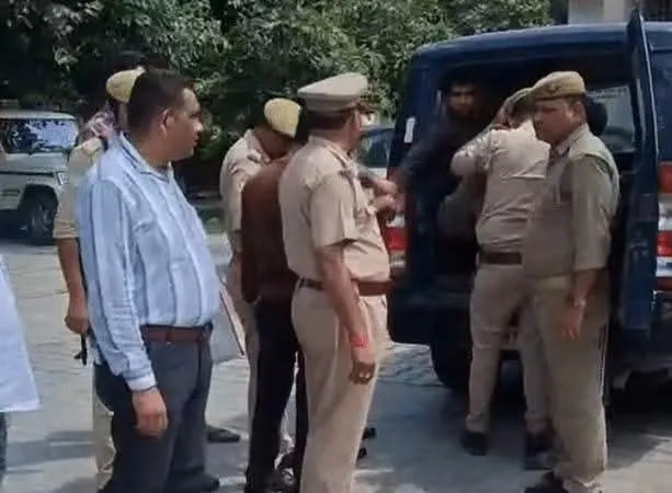 कासगंज में एक अनोखी खटना अपने बायफ्रेंड ने अपने 3 दोस्तो के साथ मिलकर 18 साल की गर्लफ्रेंड की हत्या कर दी, गला घोंटा हैं