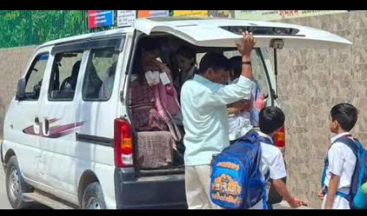 *स्कूल वैन बनी चलता-फिरता खतरा: गैस किट वाले वाहनों में ठूंस-ठूंस कर भरे जा रहे मासूम*