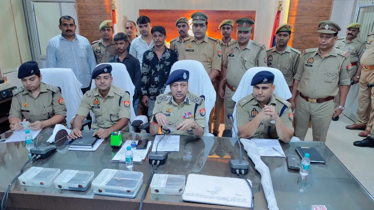गंगाघाट में चोरी का खुलासा: लाइसेंसी बंदूक, लैपटॉप, टैबलेट और जेवर बरामद, दो गिरफ्तार