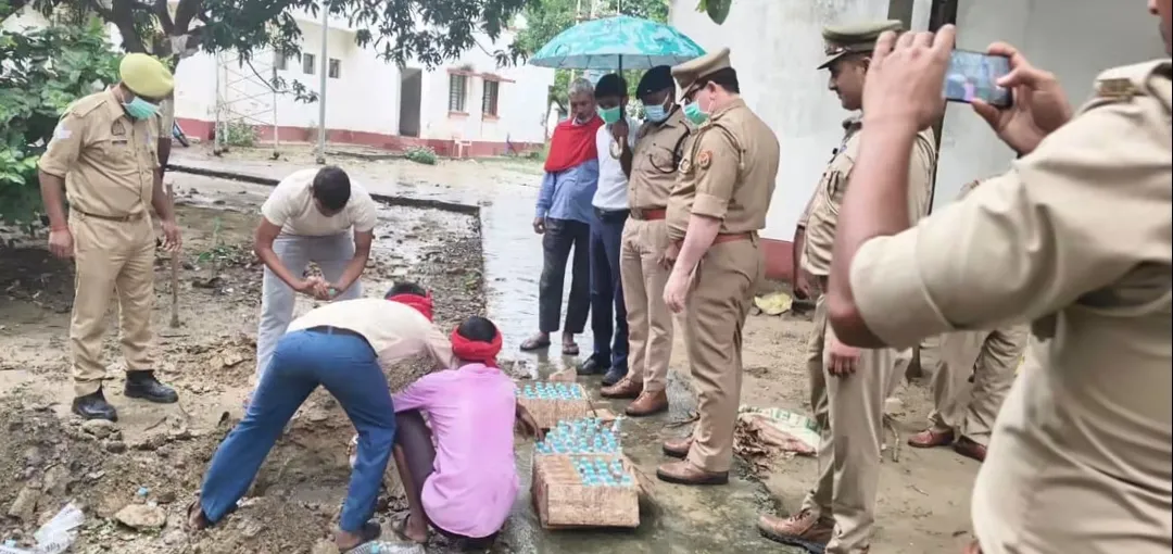 महराजगंजथाना बरगदवा पुलिस द्वारा न्यायालय केआदेशानुसार 07 मुकदमों से संबंधित 44 लीटर अवैधशराब का कराया गया विनष्टीकरण