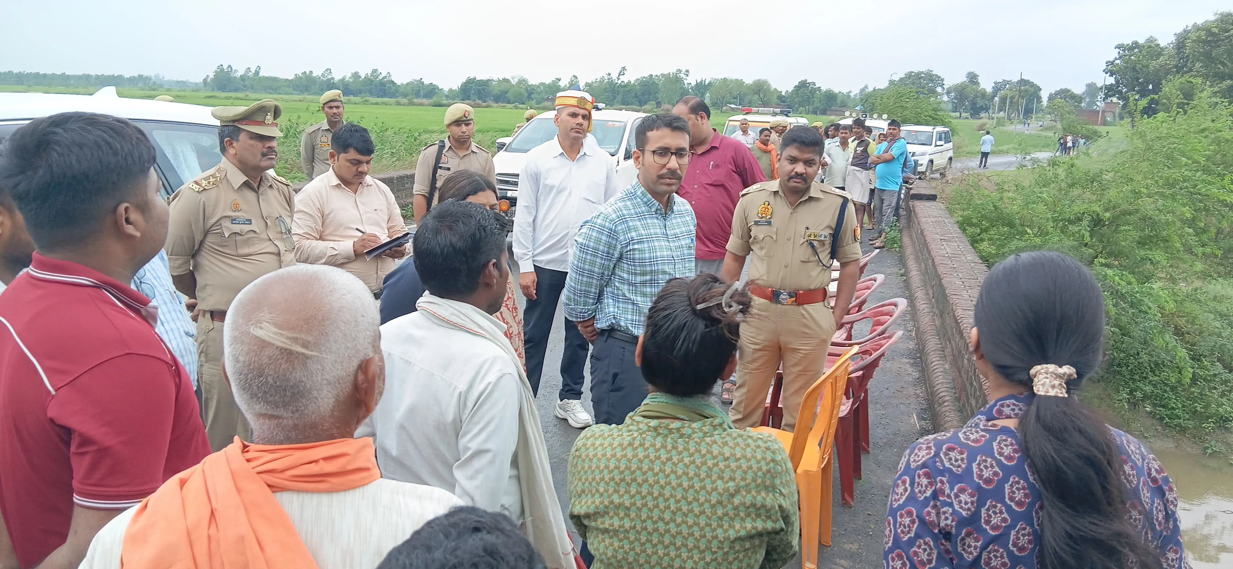 लगातार बारिश के बीच डीएम-एसपी ने जलभराव प्रभावित क्षेत्रों का किया निरीक्षण