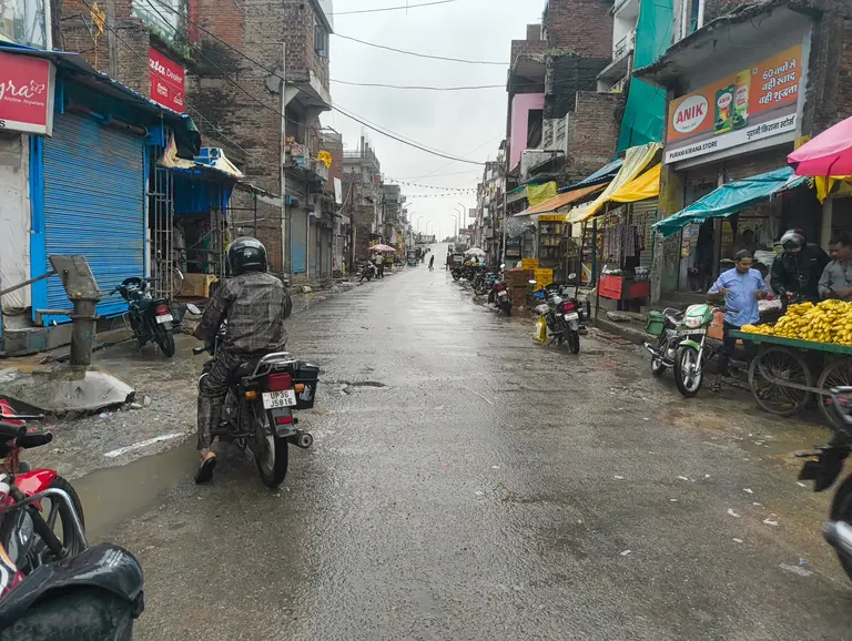 बारिश से बाजारों में पसरा सन्नाटा, कारोबार हो रहा प्रभावित