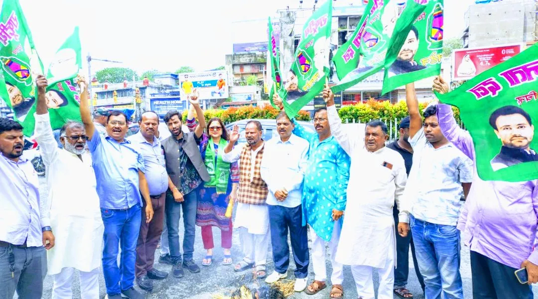 रांची में मुख्य चुनाव आयुक्त के इस्तीफे की मांग को लेकर पुतला दहन