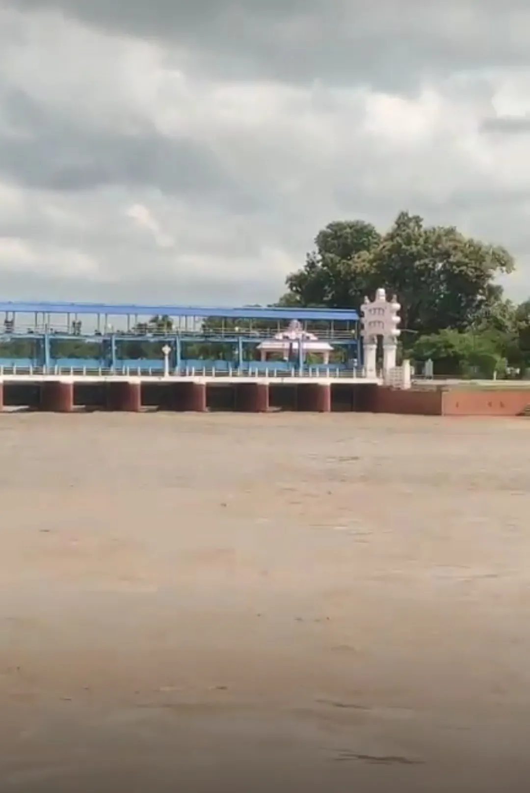 िद्धार्थनगर में शोहरतगढ़ बाणगंगा बैराज के सभी फाटक खोले गए, नदी खतरे के निशान