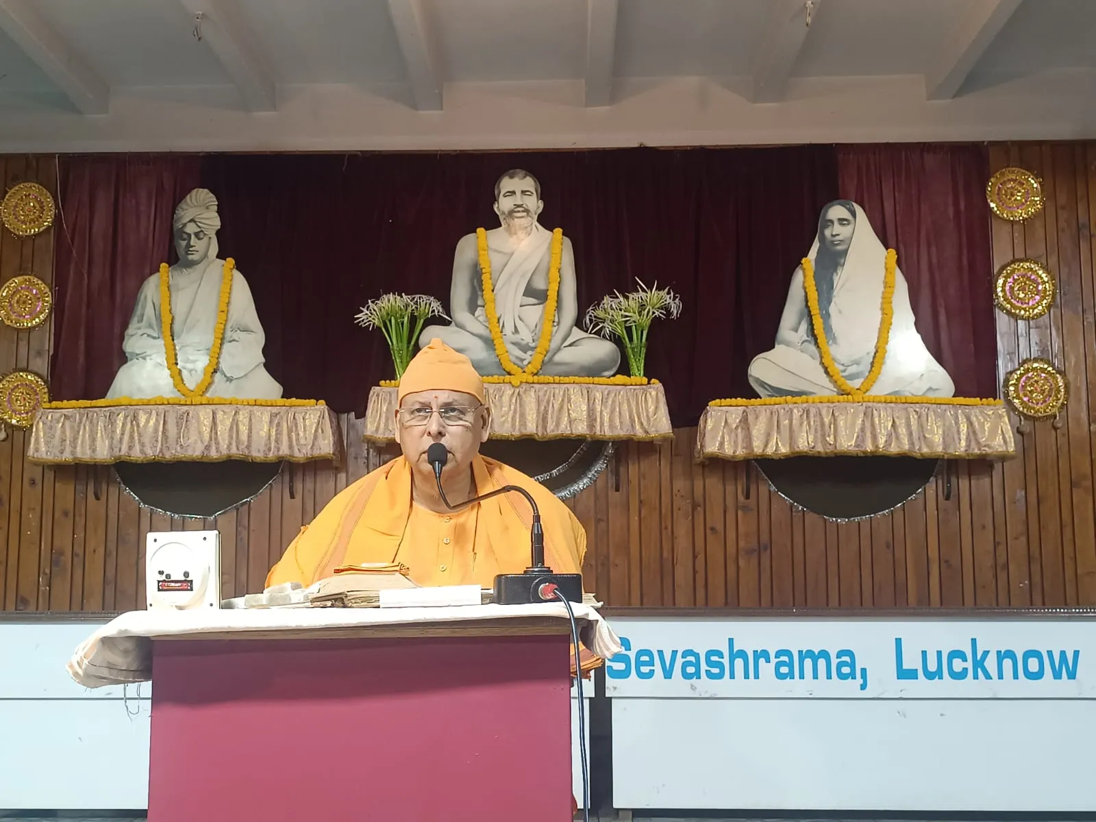 ईश्वर - सृष्टि का आधार और जीवन का लक्ष्य है - स्वामी मुक्तिनाथानंद