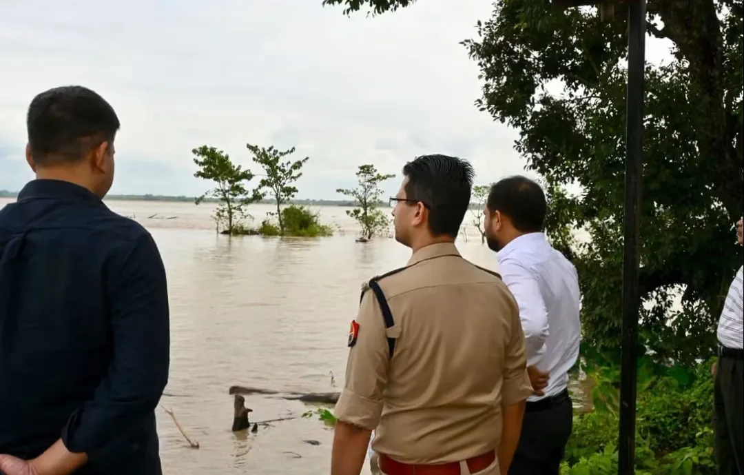 महराजगंज में बाढ़ के खतरे को लेकर प्रशासन अलर्ट, DM-SP ने टेल फॉल और बलुआ टोला गेडहवा का किया निरीक्षण