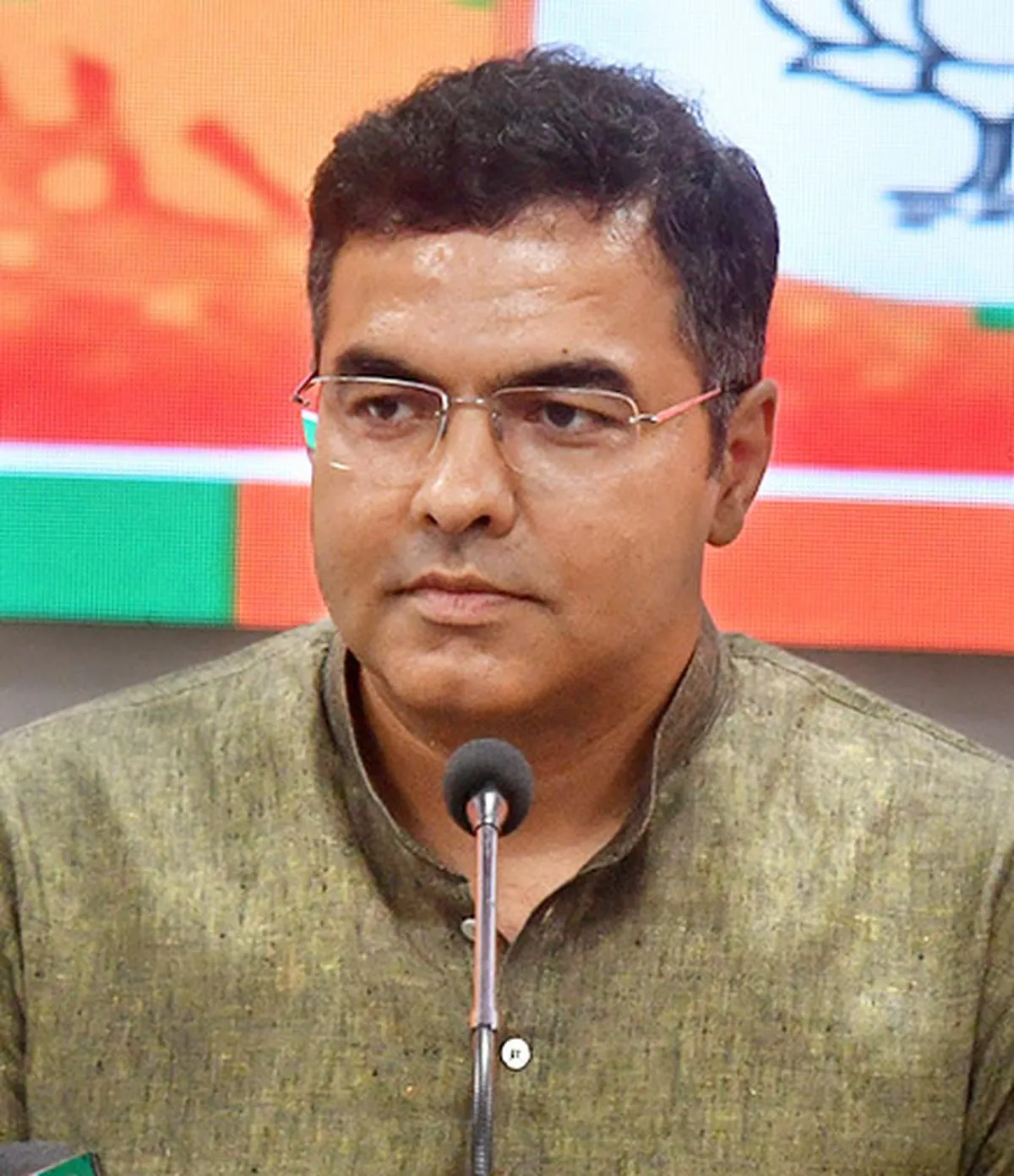 तिलक नगर में सड़क निरीक्षण के दौरान थप्पड़ विवाद, मंत्री प्रवेश वर्मा पर युवक को मारने का आरोप