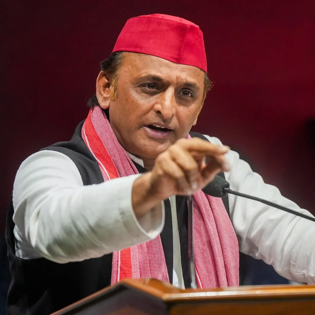 समाजवादी पार्टी के राष्ट्रीय अध्यक्ष *अखिलेश यादव* ने आज लखनऊ में सपा मुख्यालय पर खिलाड़ियों और कलाकारों की बैठक में बड़