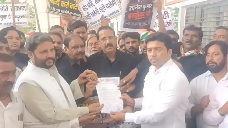 वोट चोरी’ के आरोपों पर कांग्रेस का प्रदर्शन, CEC ज्ञानेश कुमार को हटाने की मांग