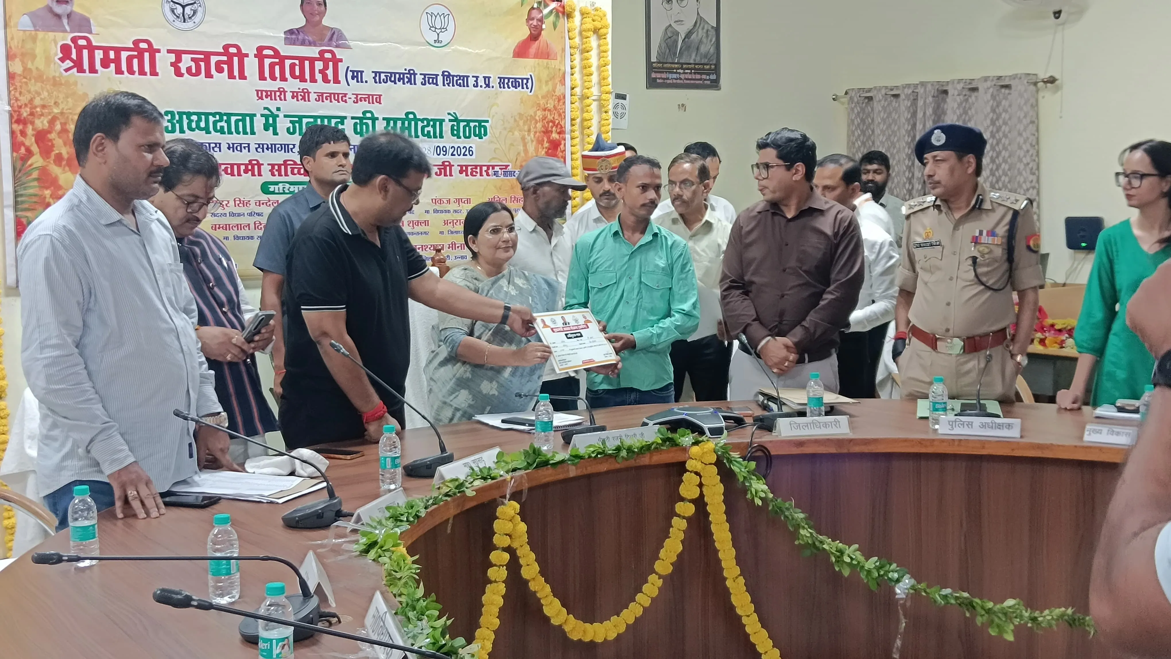 बाढ़-अतिवृष्टि पीड़ितों को राहत, प्रभारी मंत्री ने बांटे चेक; 13 लाभार्थियों को मुख्यमंत्री आवास के स्वीकृति पत्र