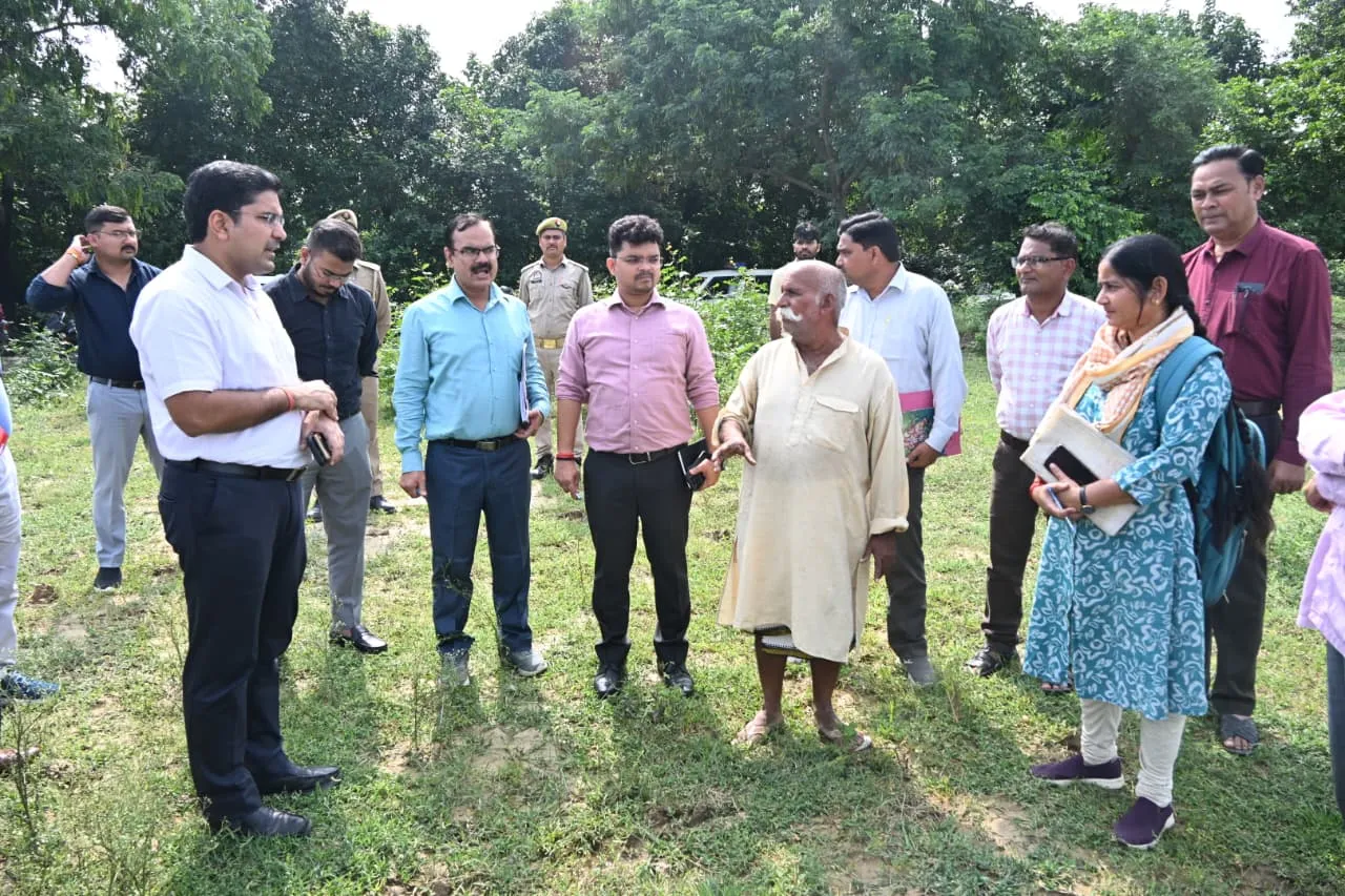 सम्भल में बारिश से धान की फसल प्रभावित, खेतों में पहुंचे डीएम अंकित खण्डेलवाल