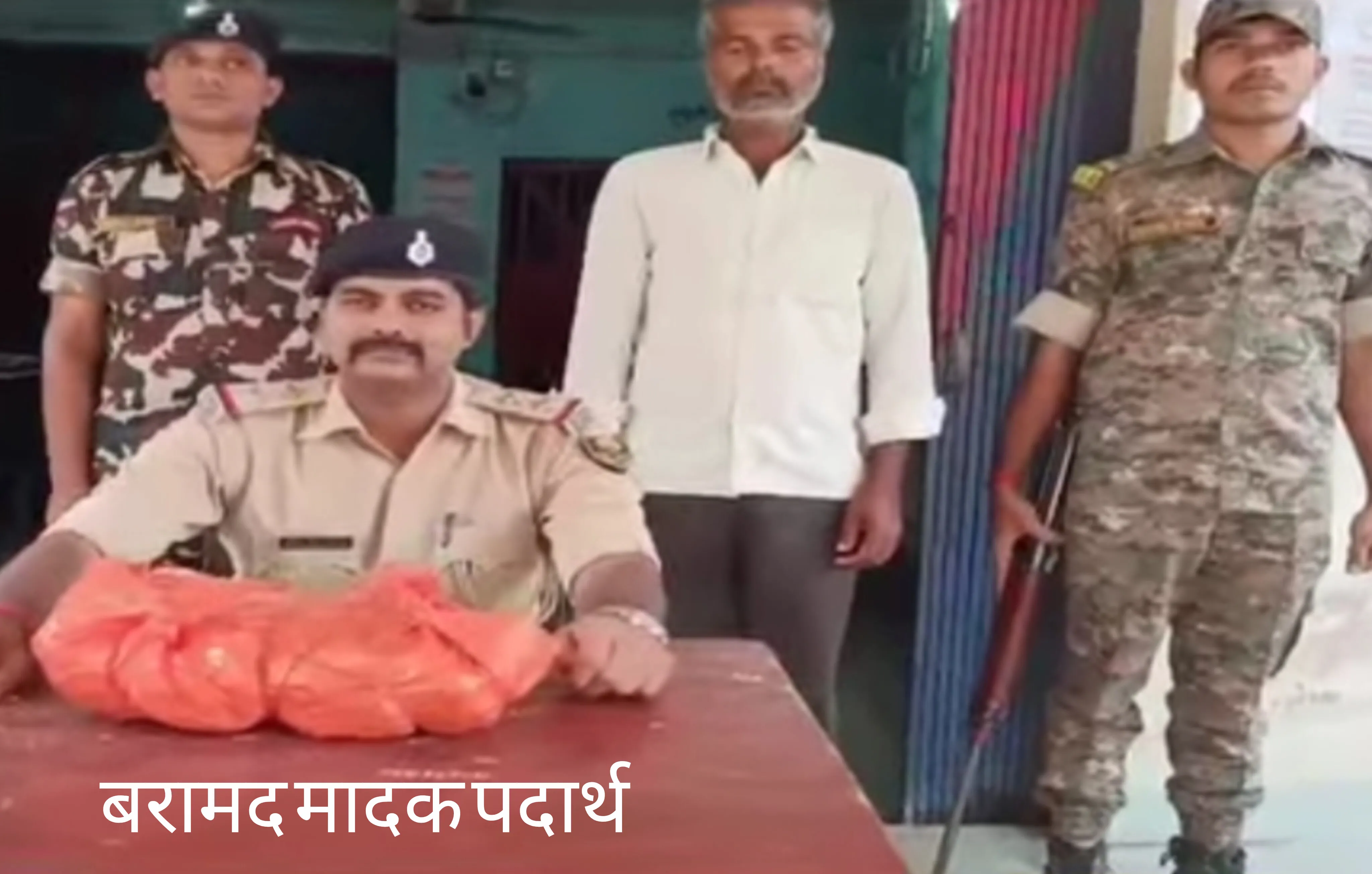 छापेमारी में 1kg300g गांजा के साथ तस्कर गिरफ्तार