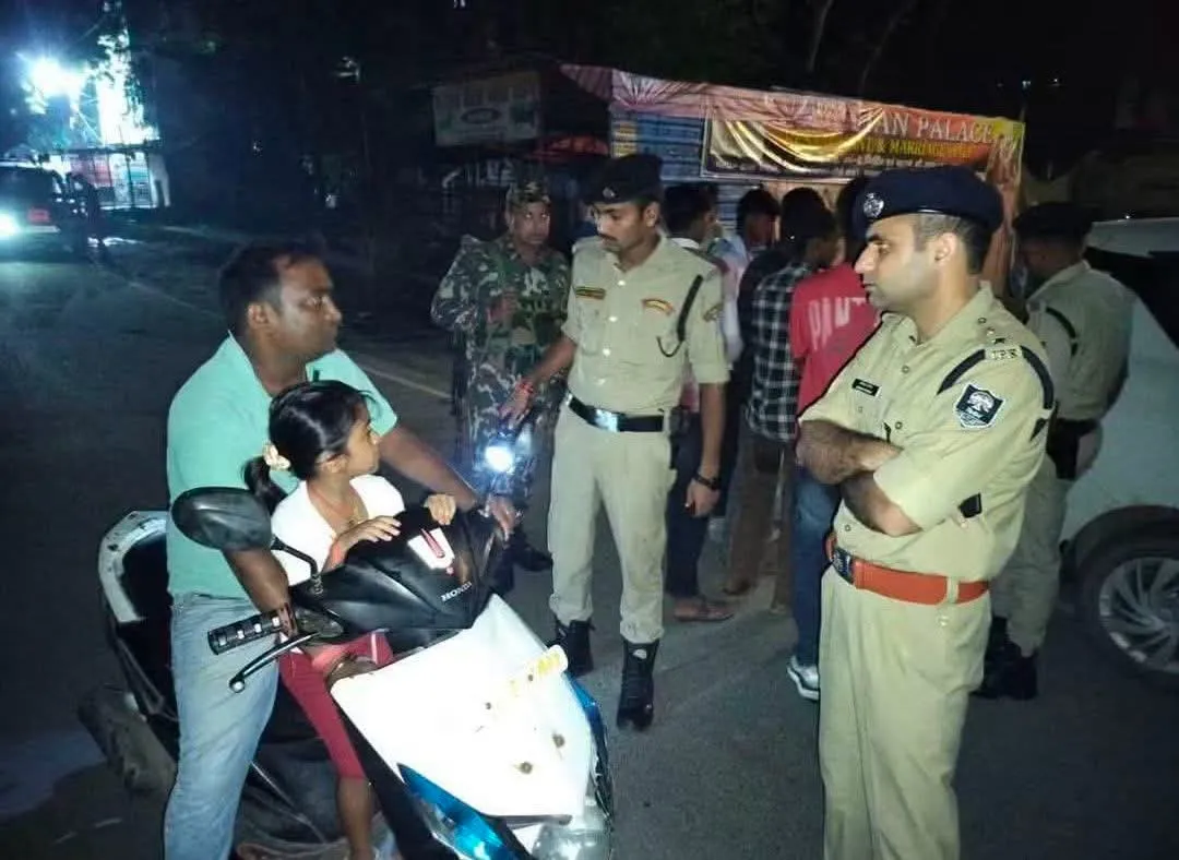 🚨 रात्रि गश्ती में खुद सड़क पर उतरे नवादा एसपी, वाहन जांच का लिया जायजा