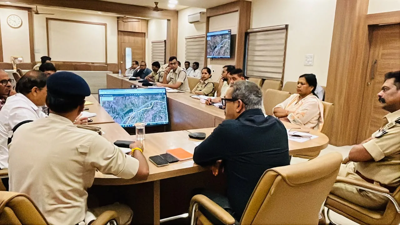 दुर्घटना संभावित क्षेत्रों में सुरक्षा के पुख्ता इंतजाम सुनिश्चित करें : कलेक्टर श्री वशिष्ठ