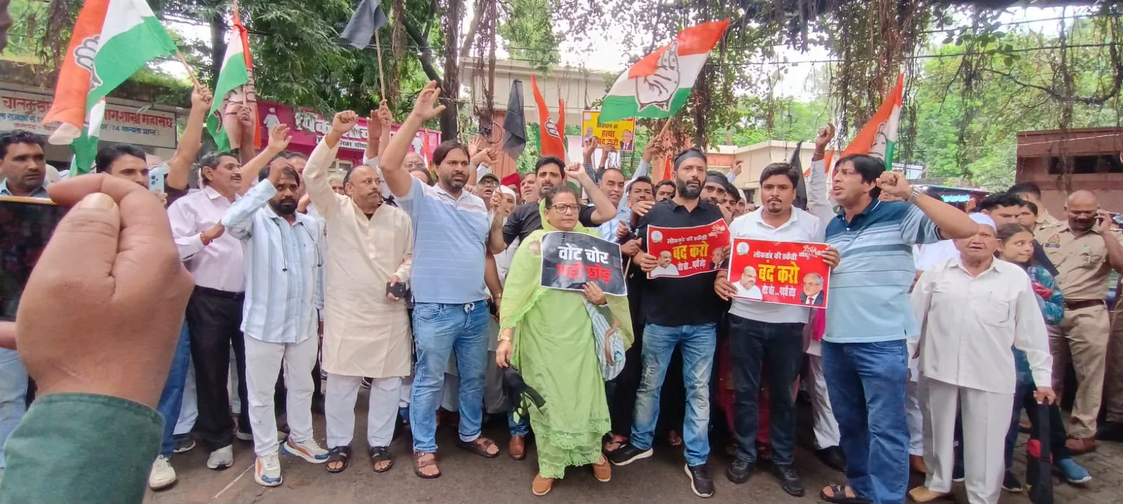 बिजनौर में ज्ञानेश कुमार के खिलाफ कांग्रेस का विरोध मार्च, कलेक्ट्रेट पर पुलिस से तीखी नोकझोंक