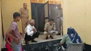 ब्रेकिंग न्यूज आगरा एसीपी ने दिखाई मानवीयता, जमीन पर बैठकर सुनी महिला की फरियाद