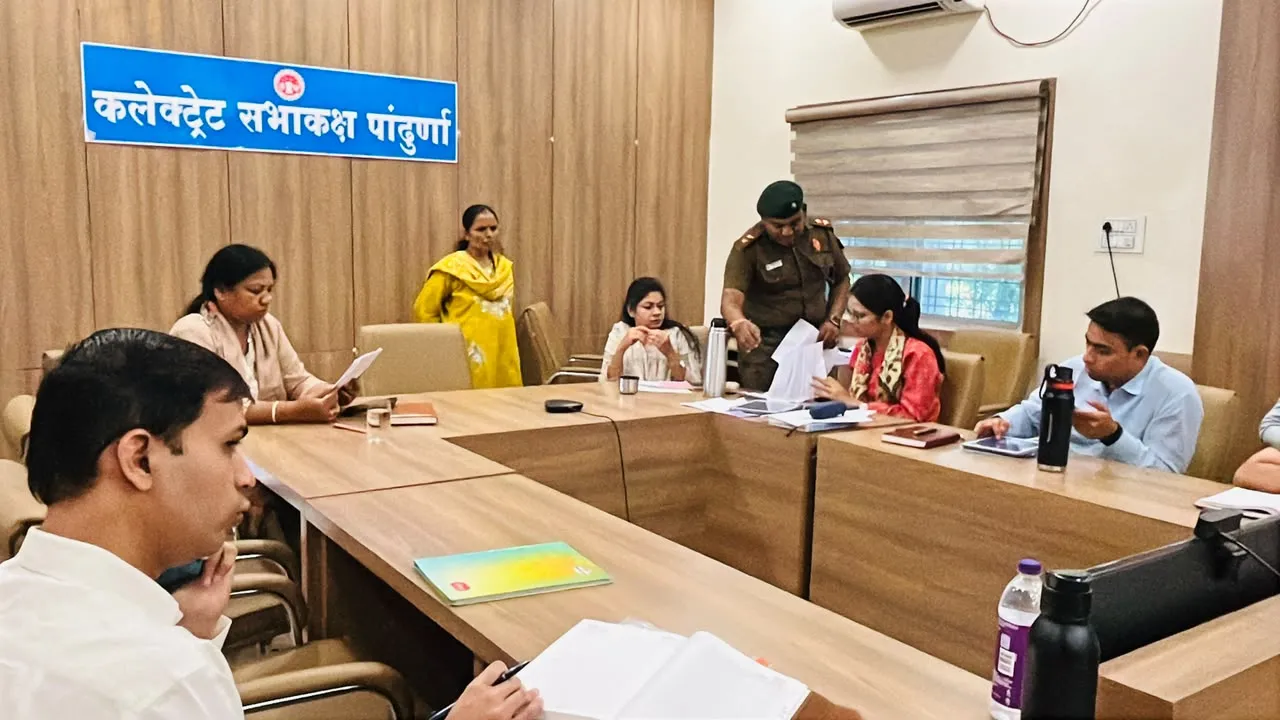 जनसुनवाई में नागरिकों की समस्याओं पर अपर कलेक्टर ने दिए त्वरित निराकरण के निर्देश
