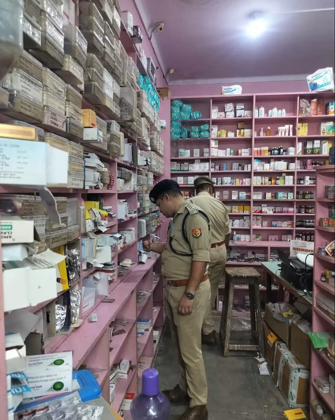 💊 महराजगंज में मेडिकल स्टोरों पर छापेमारी, 4 संदिग्ध दवाओं के सैंपल लिए गए