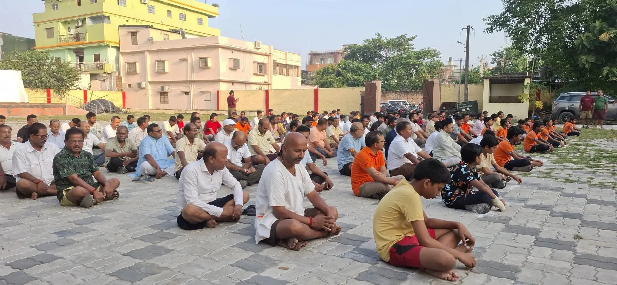 पूर्णिया के गुलाबबाग स्थित पाट व्यवसायी भवन में राष्ट्रीय स्वयंसेवक संघ के प्रभात शाखा में पूर्णिया विधायक सम्मिलित हुए