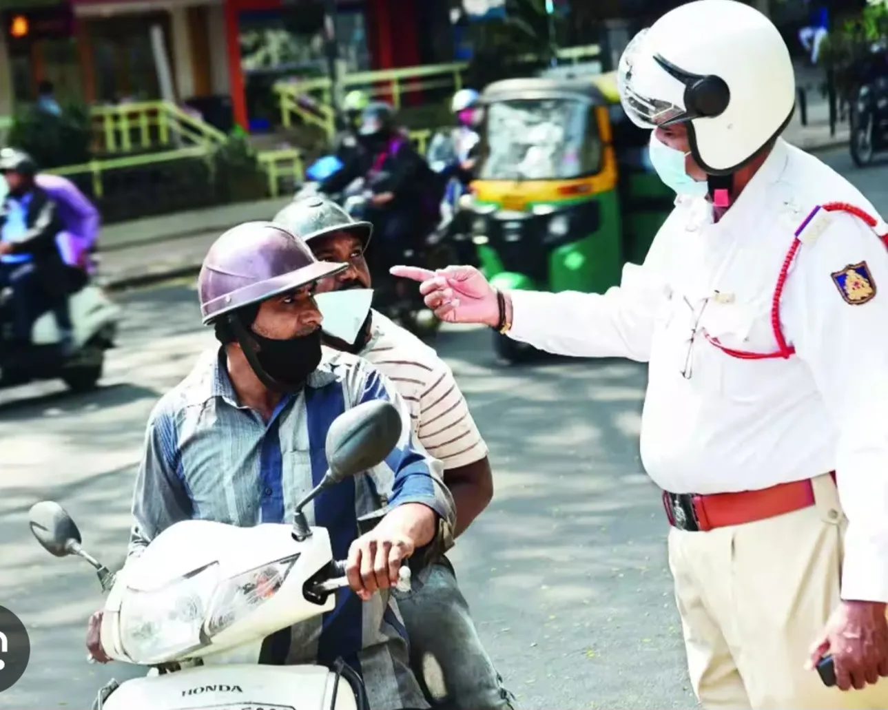 यूपी में अब बाइक के पीछे बैठने वाले को भी हेलमेट अनिवार्य, सहयात्री उल्लंघन पर ई-चालान