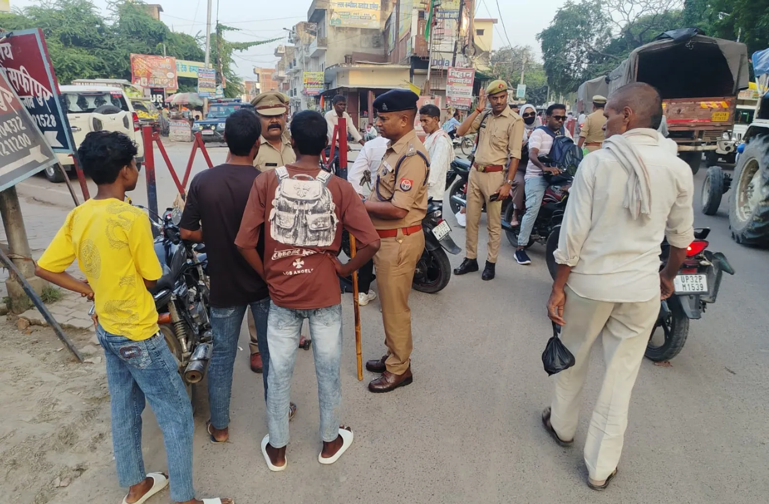संदिग्ध व्यक्तियों और वाहनों की हुई सघन चेकिंग, यातायात नियम तोड़ने वालों पर कार्रवाई
