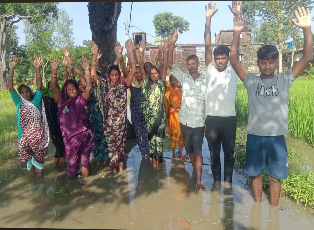 🚨 घुटने भर पानी में खड़े होकर ग्रामीणों का प्रदर्शन, रास्ते की मांग