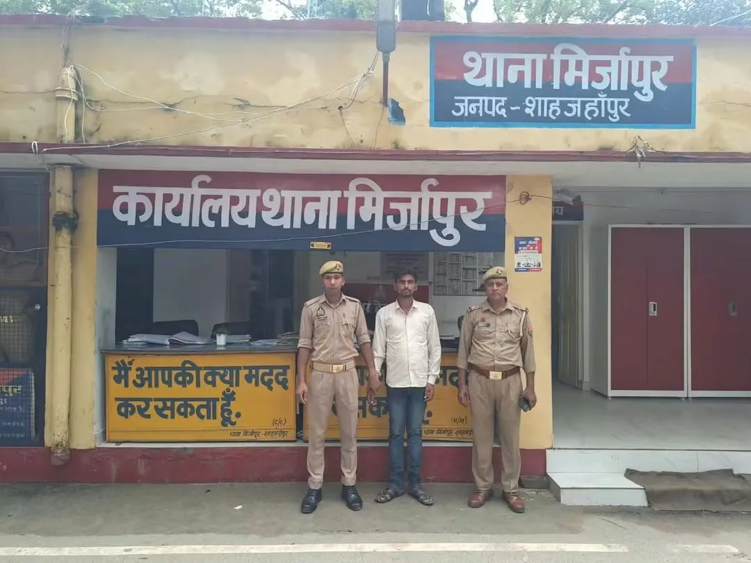 शाहजहांपुर,थाना मिर्जापुर पुलिस की कार्यवाही के दौरान एक व्यक्ति को पकड़ा जोकि एक नाबालिक किशोरी को बहला फुसलाकर के जाने