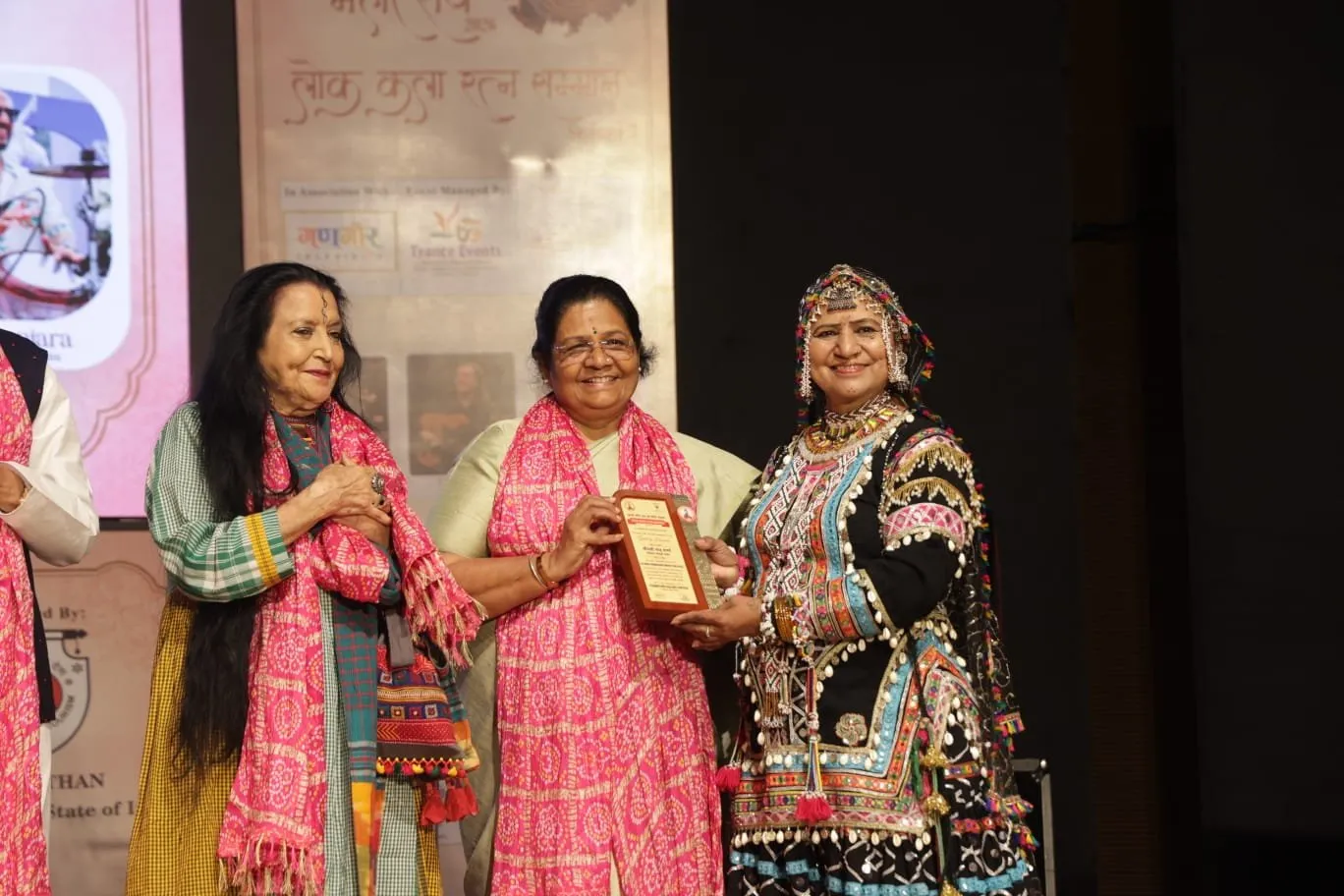 जयपुर शहर सांसद मंजू शर्मा द्वारा अंतरास्ट्रीय सपेरा नर्तकी गुलाबो को किया सम्मानित।