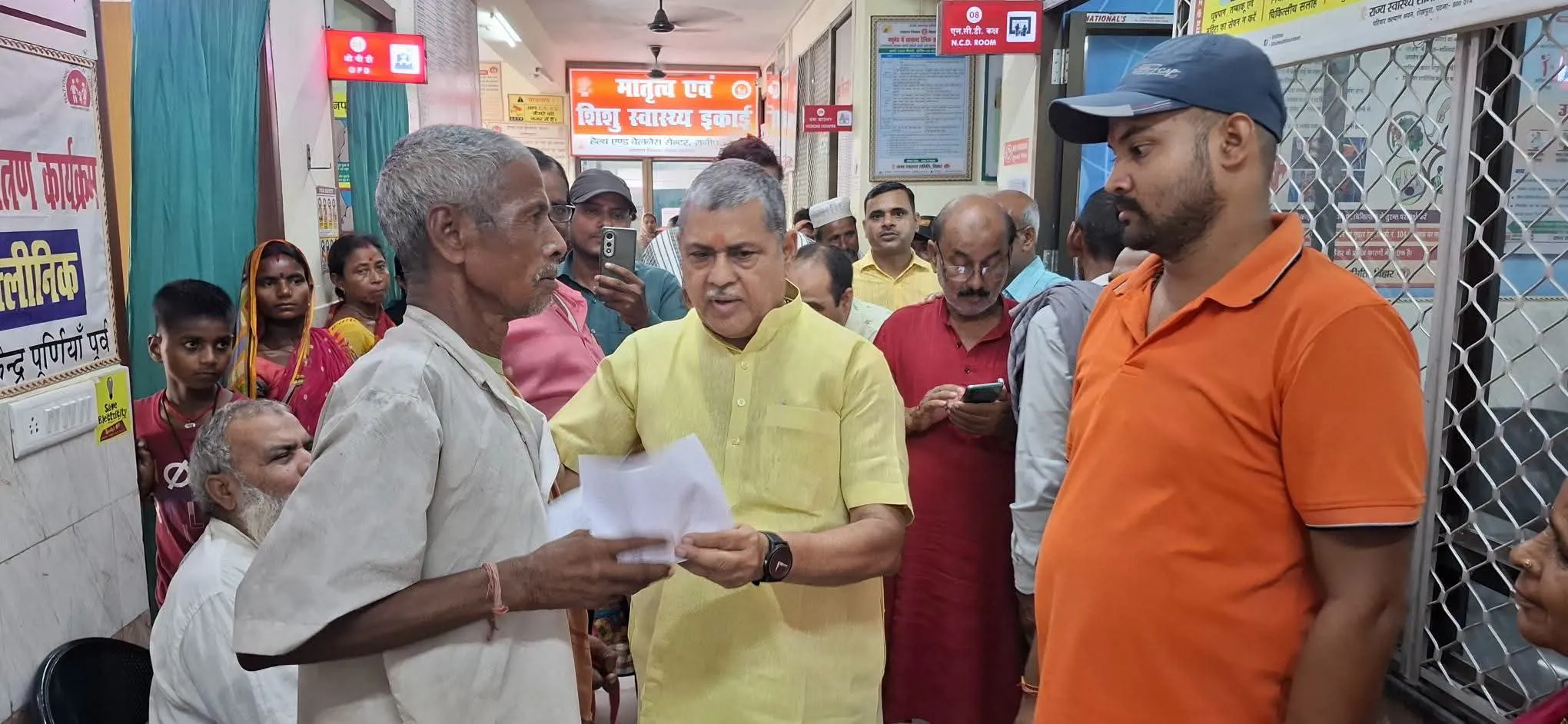 पूर्णिया ईस्ट प्रखंड के रानीपतरा हेल्थ एंड वेलनेस सेंटर में सेवा संकल्प अभियान के तहत आयोजित स्वास्थ्य शिविर का निरीक्षण