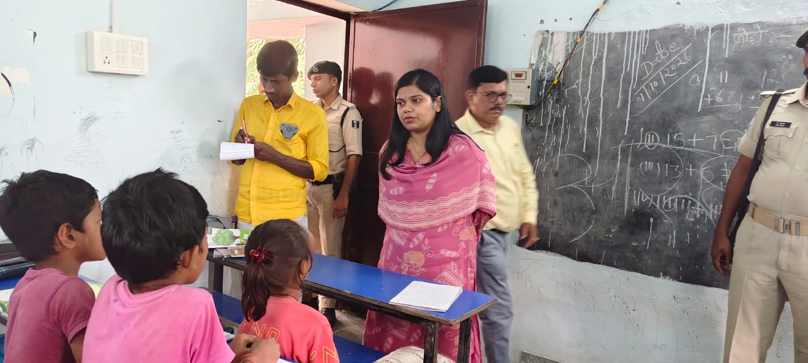 तरियानी के स्कूल में बच्चों की कम उपस्थिति पर डीएम नाराज, सुधार नहीं हुआ तो कार्रवाई की चेतावनी
