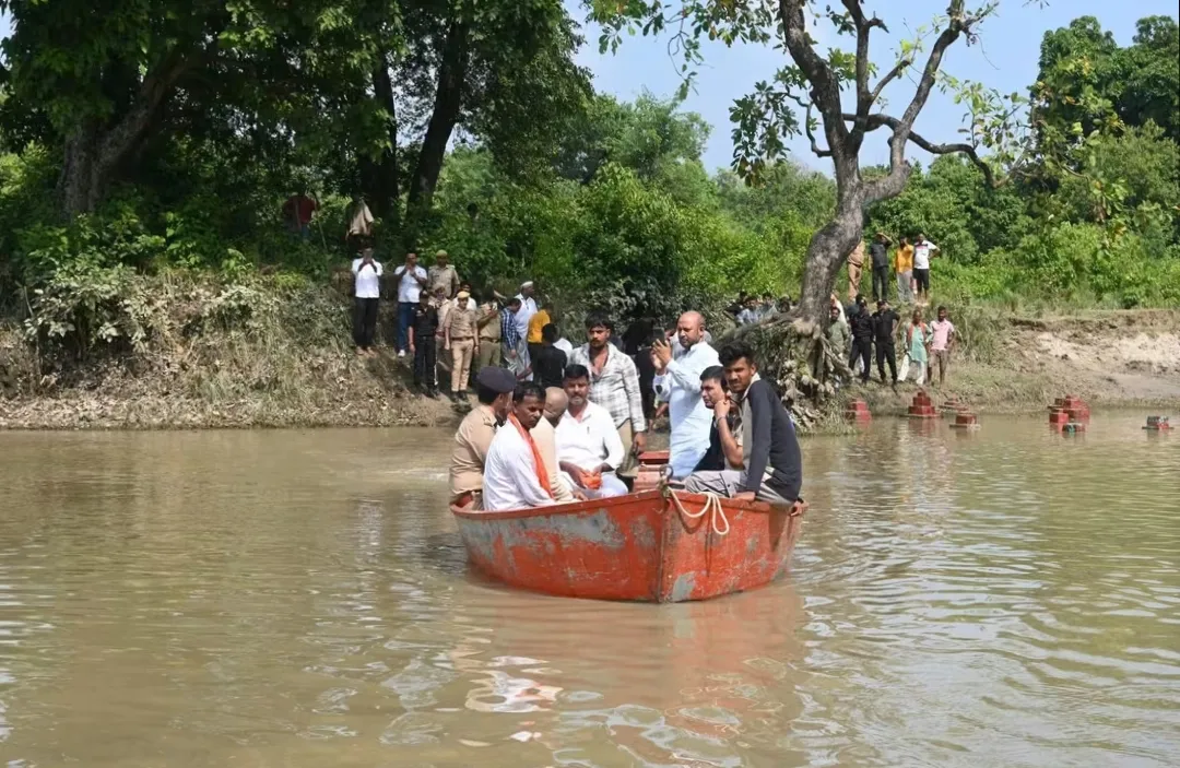 महराजगंज सोहगीबरवा निचलौल“बाढ़ के बीच ग्रामीणों के बीच पहुंचे DM-SP, सोहगीबरवा में बांटी राहत सामग्री”