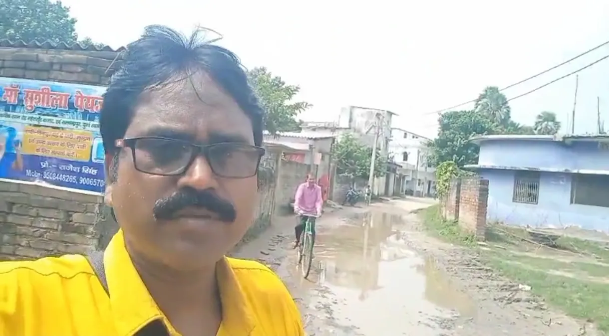 दुर्गा मंदिर के सामने जलजमाव से श्रद्धालु परेशान, मेला से पहले सड़क दुरुस्त कराने की मांग