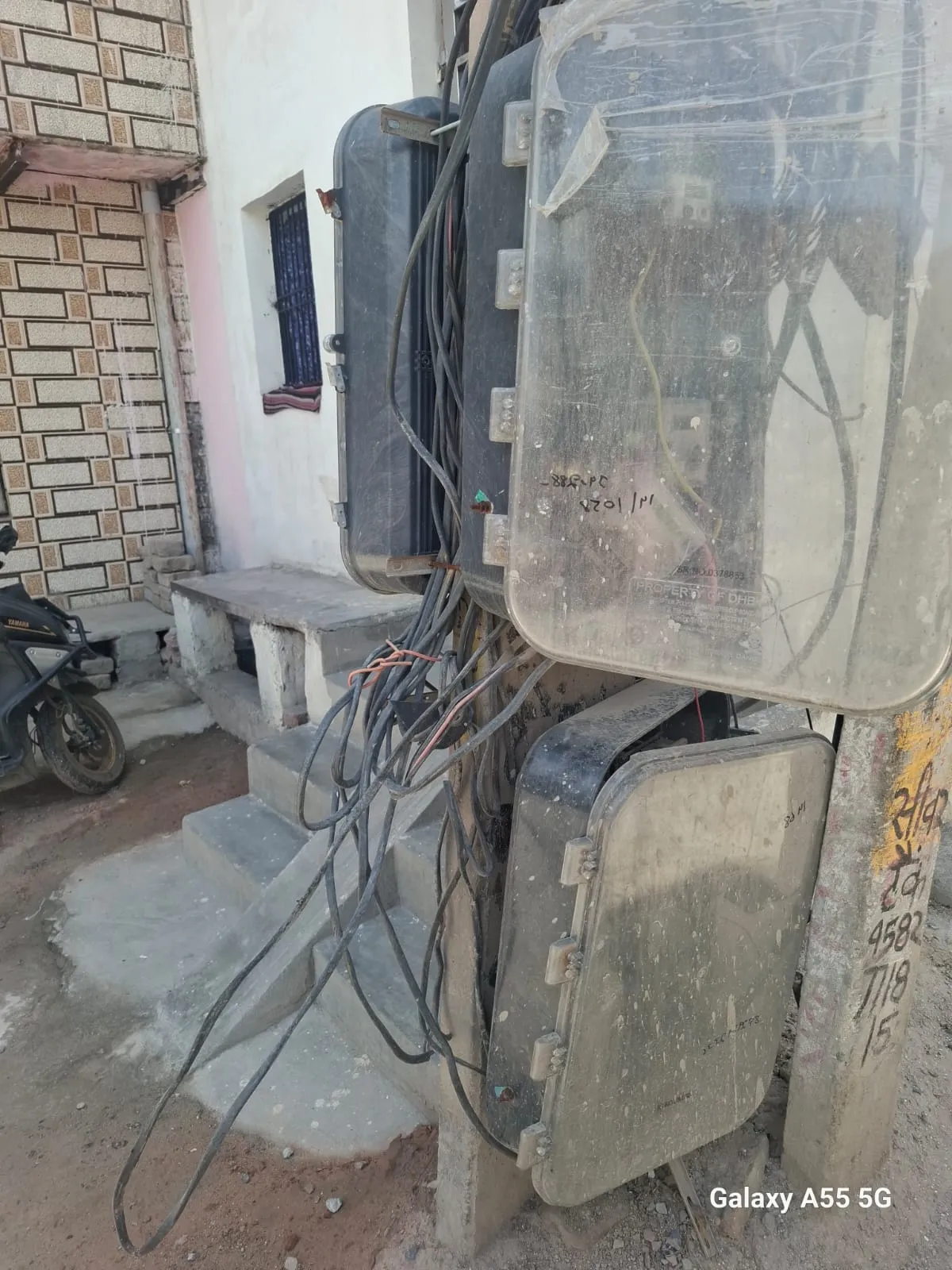 बिजली के खंबे पर लगे मीटर बॉक्स खुले है 6 महीने से कभी भी हो सकता है हादसा