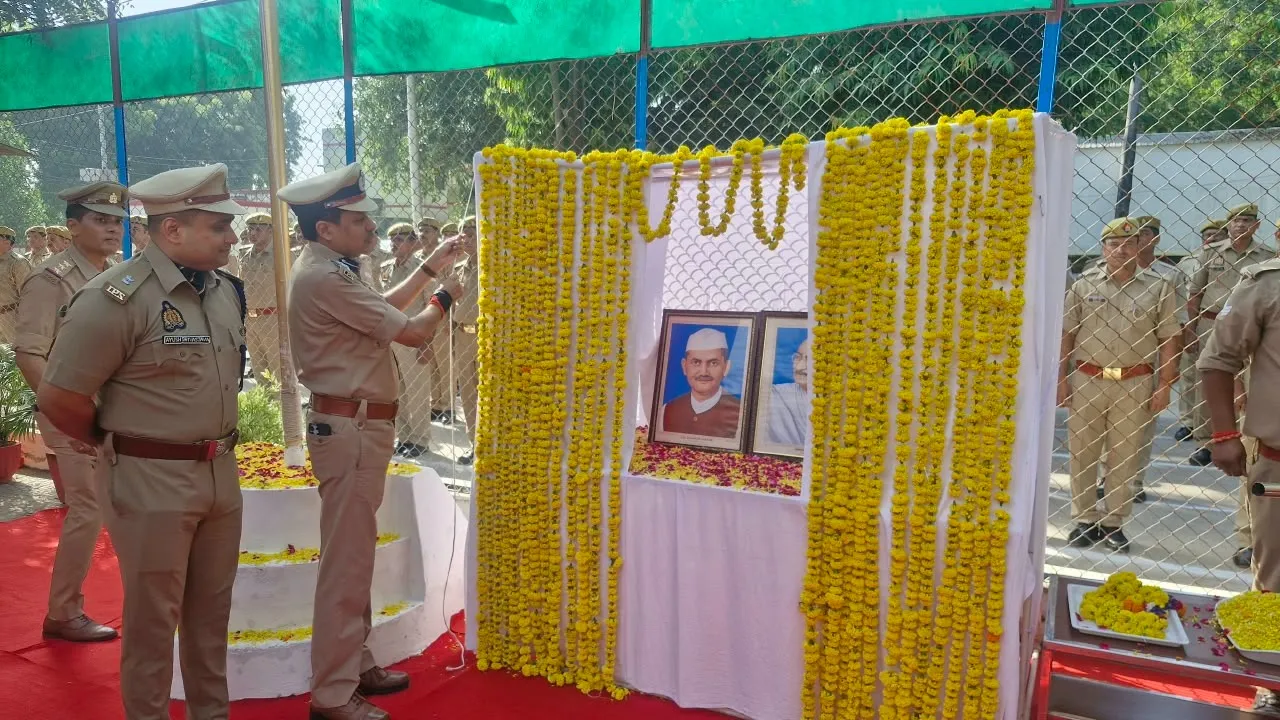 उन्नाव पुलिस लाइन में गांधी-शास्त्री जयंती पर श्रद्धांजलि, कर्मचारियों को बांटे कंबल