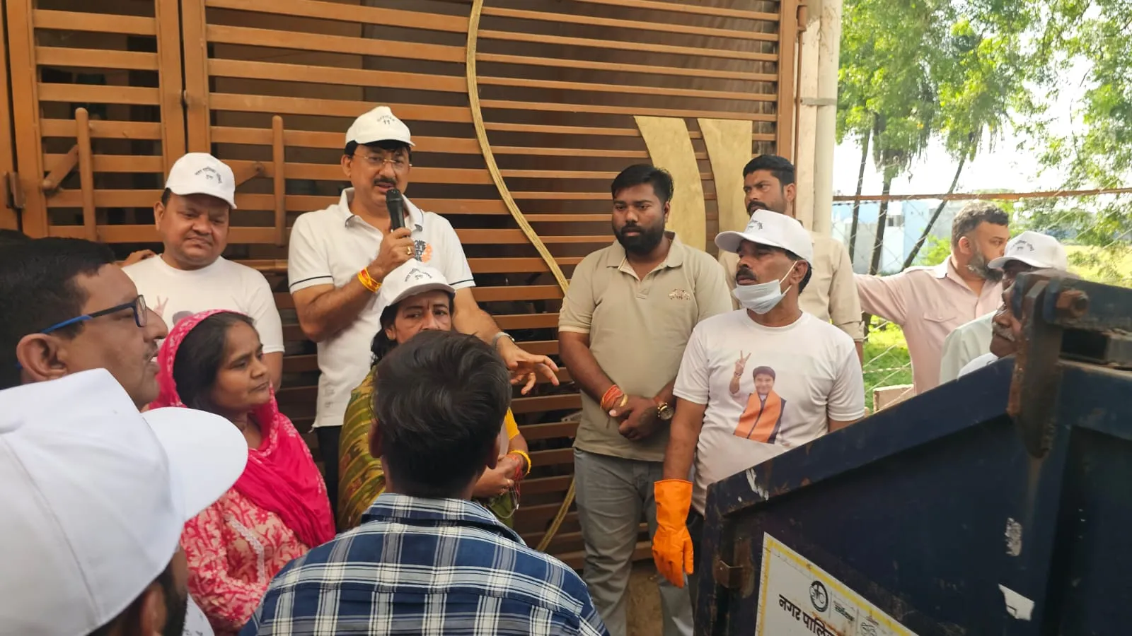 अतिक्रमण पर सख्ती, 15 हजार का स्पॉट फाइन लगाकर जेसीबी से हटाया कब्जा