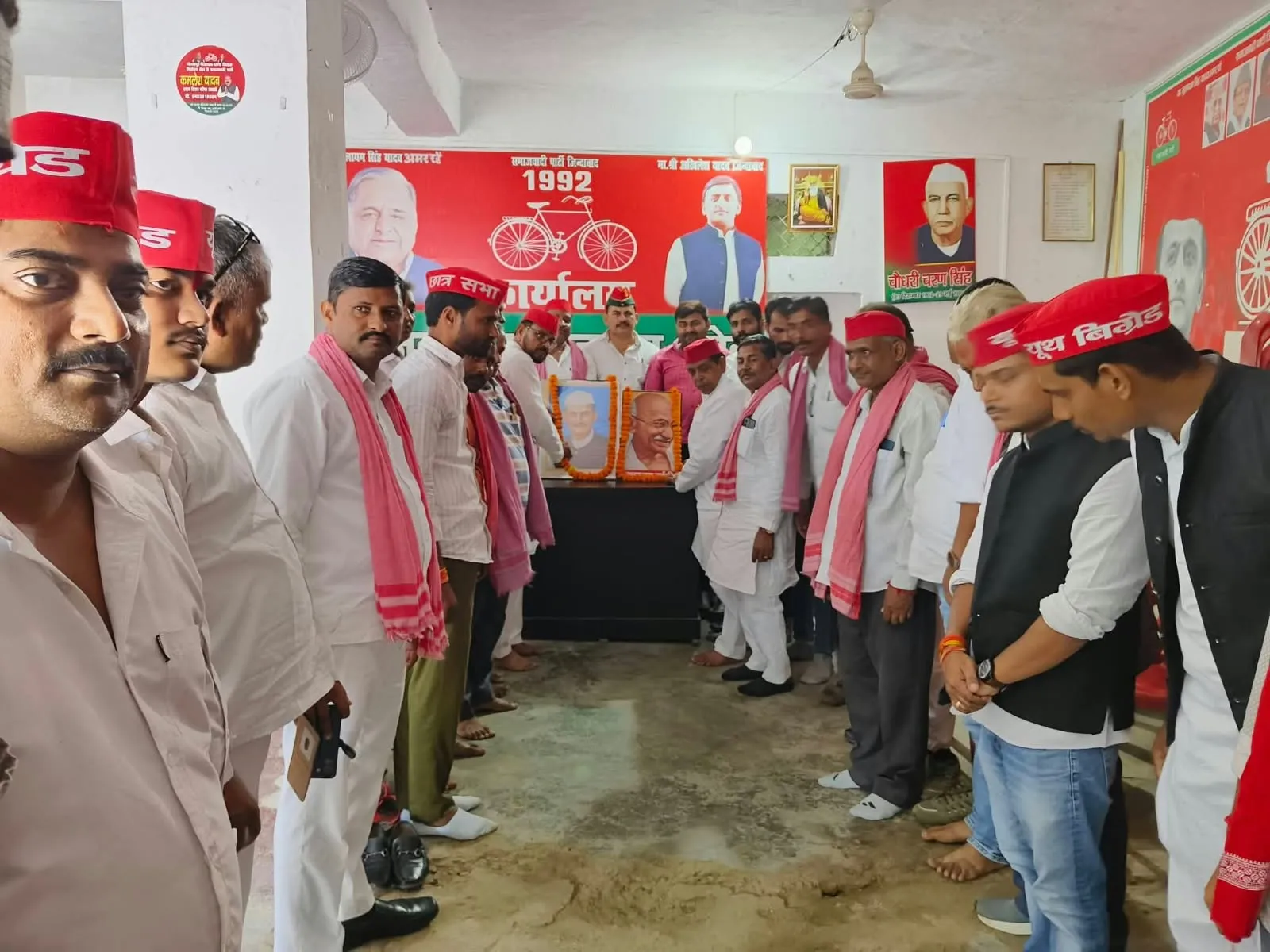 सपा कार्यालय पर श्रद्धा से मनाई गई गांधी जयंती, उनके आदर्शों पर चलने का लिया संकल्प