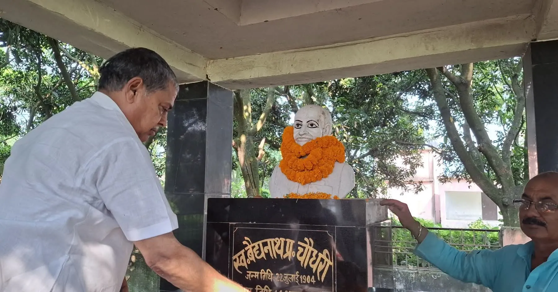 पूर्णिया के विधायक आदरणीय विजय खेमका रानीपतरा गांधी स्मारक पर बापू की प्रतिमा पर पुष्प अर्पित कर माल्यार्पण किया