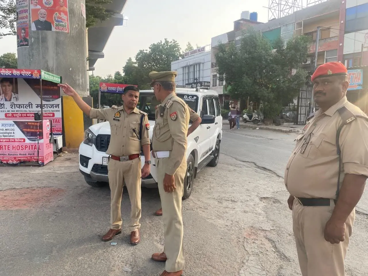ब्रेकिंग न्यूज आगरा में जाम की वजह तलाशने सड़कों पर उतरे डीसीपी ट्रैफिक, चार प्रमुख चौराहों का किया निरीक्षण