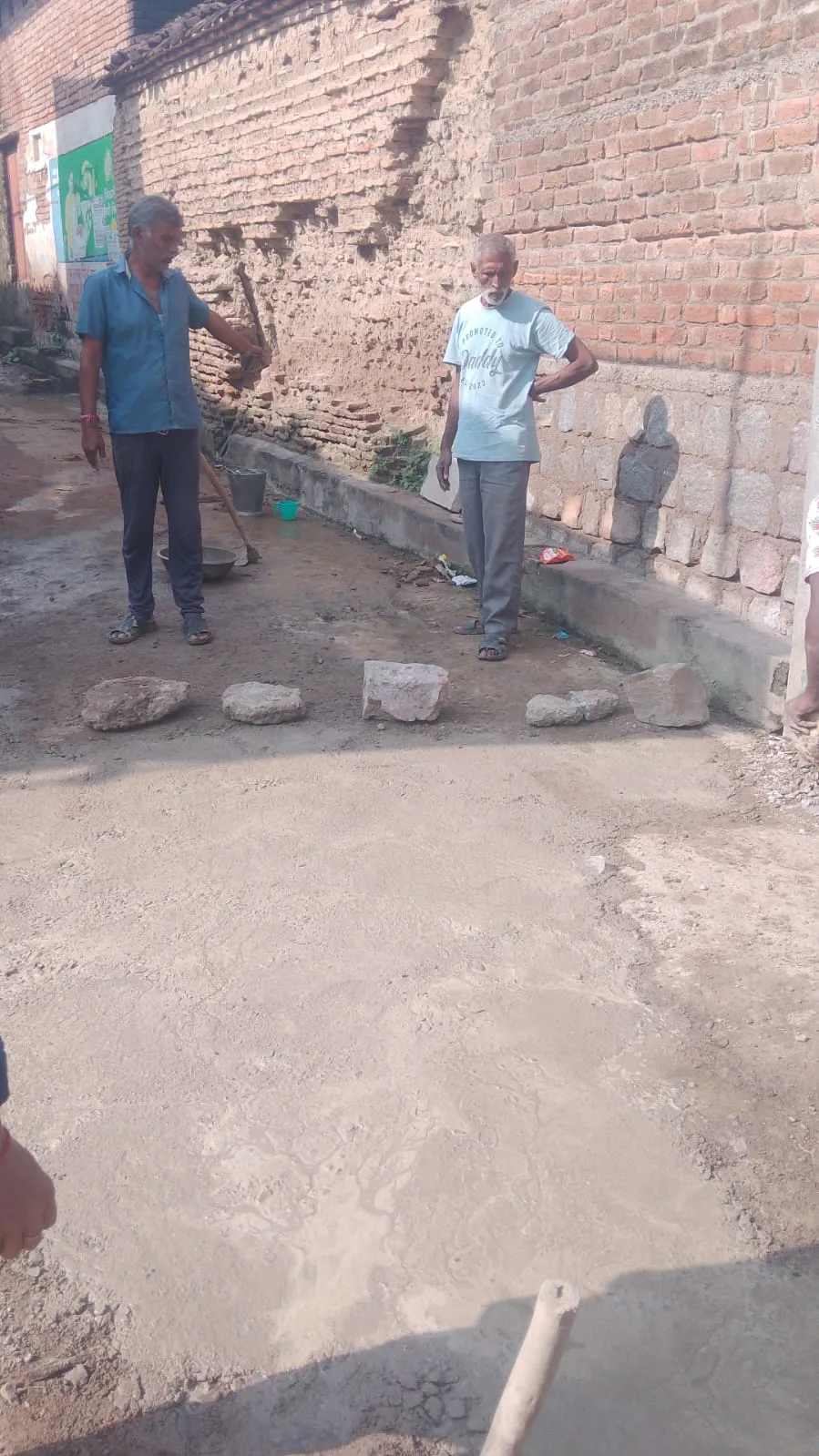 ग्राम रिया में चंदे के पैसे से बनाई नाली