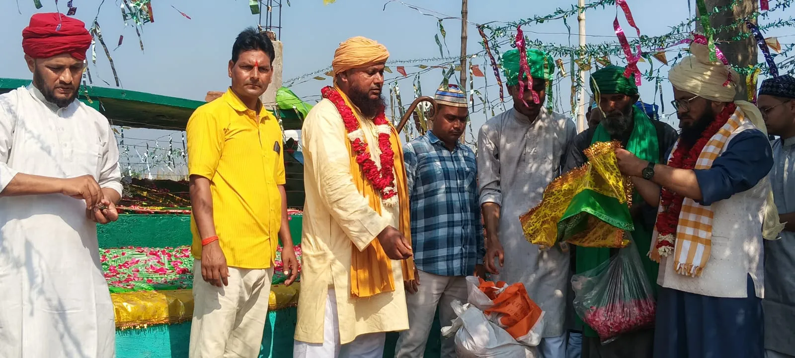 साधुनगर दरगाह पर दिखा हिंदू-मुस्लिम एकता का संगम, अमन-चैन की मांगी दुआ