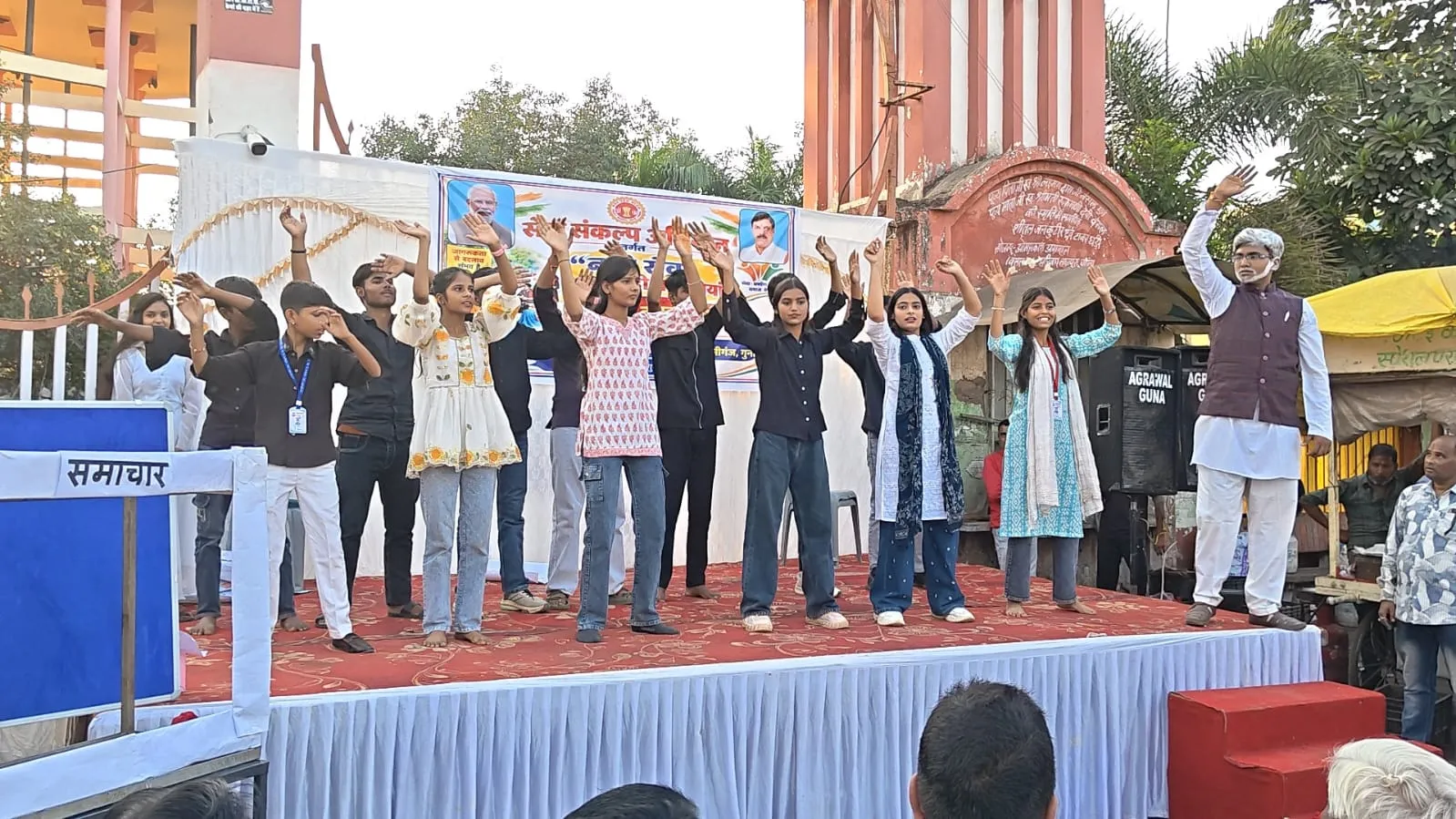 नुक्कड़ नाटक से दिया स्वच्छता और जनकल्याणकारी योजनाओं का संदेश