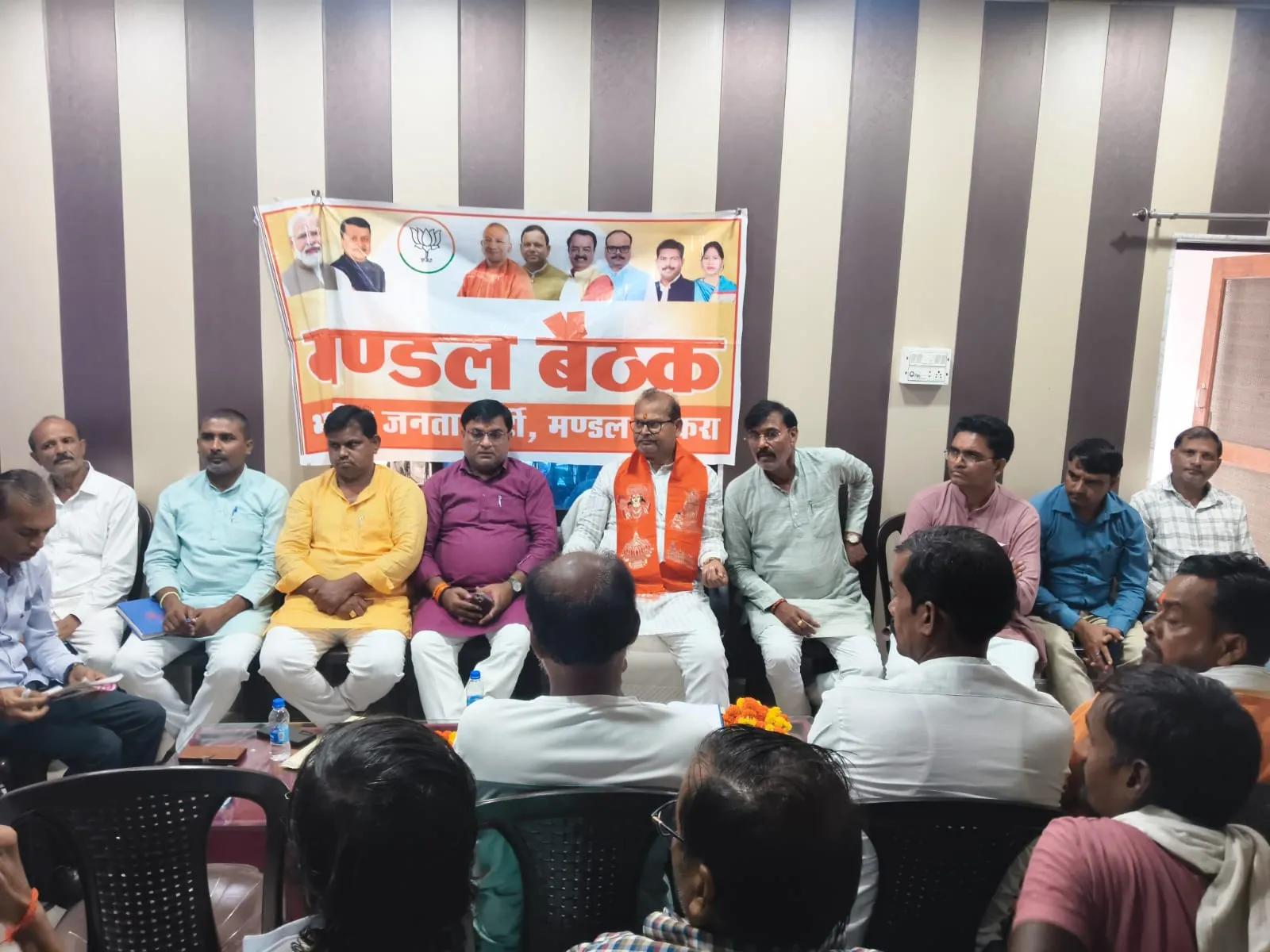 भाजपा मण्डल की मासिक बैठक संपन्न संगठन की मजबूती और स्नातक चुनाव पर दिया जोर तीसरी बार योगी सरकार बनाने का लिया संकल्प